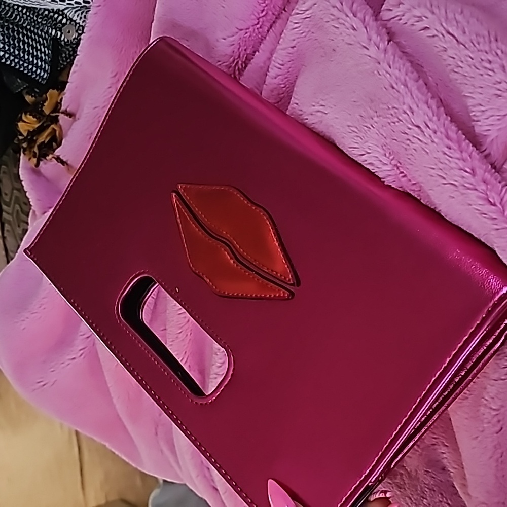 Lip Clutch